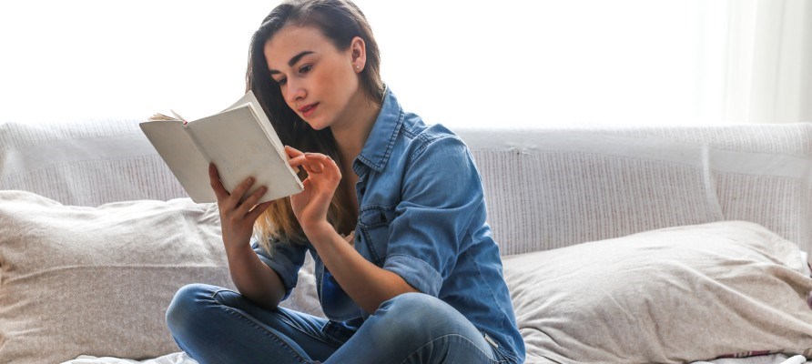 Kvinde l�ser en bog